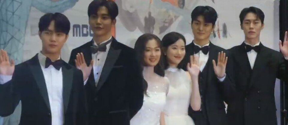 Lee Jae-wook (far right) with the cast of Extraordinary You at the 2019 MBC Drama Awards, the night he won Best New Actor