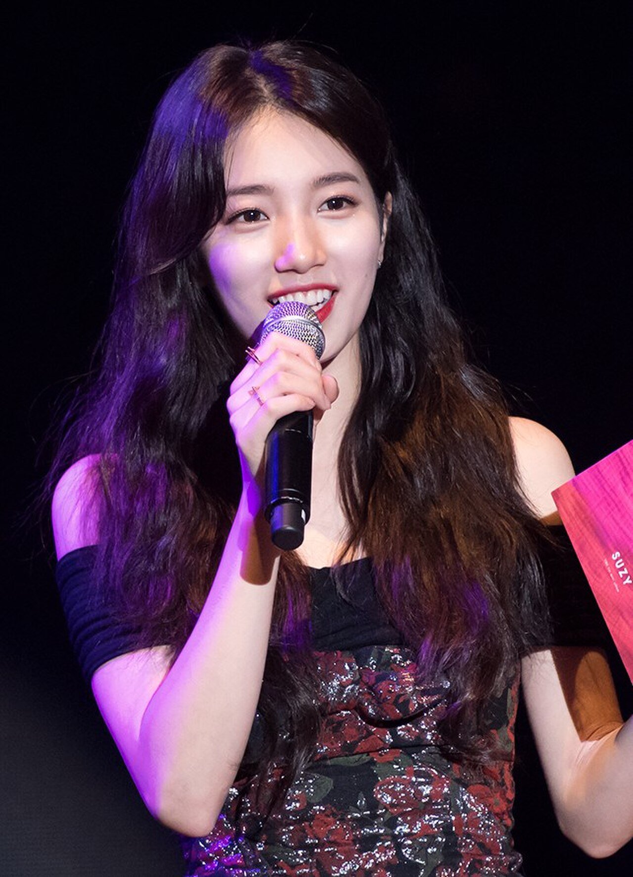Suzy performing live, January 2017.