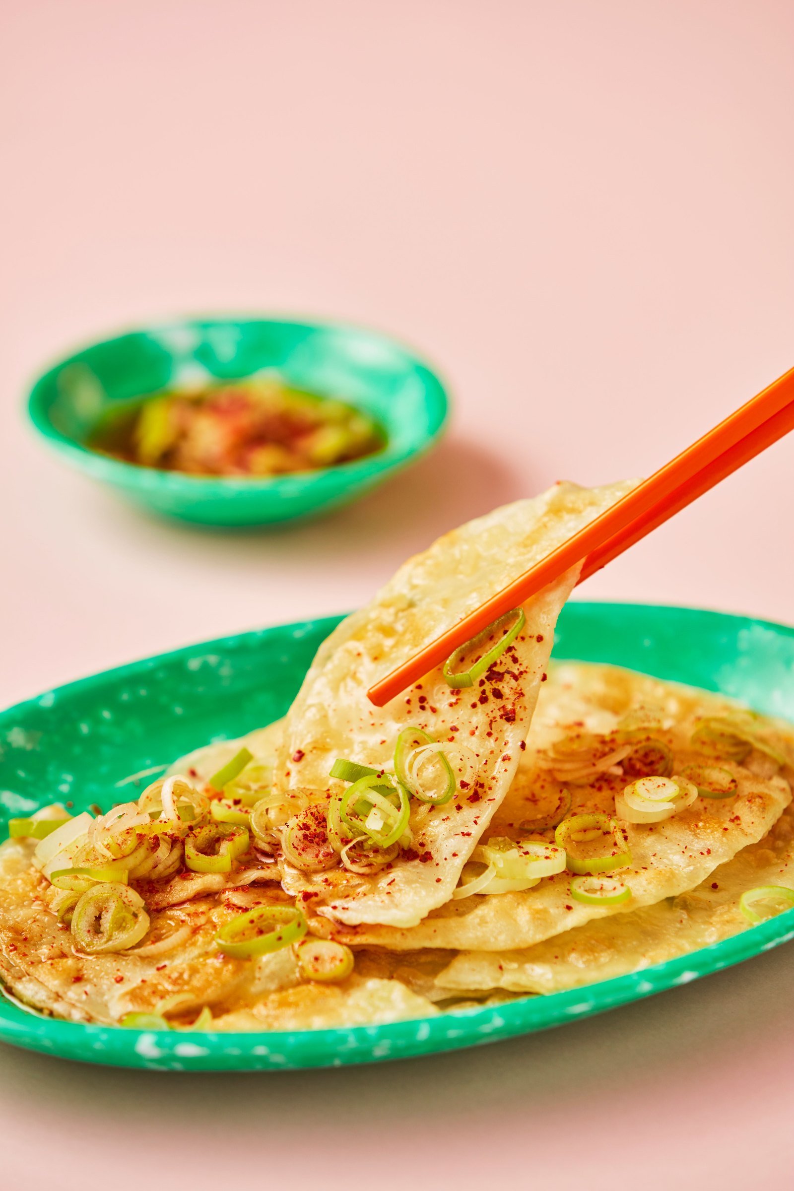 Daegu's napjak mandu: thin pan-fried dumplings topped with sauce and scallions (reference photo)