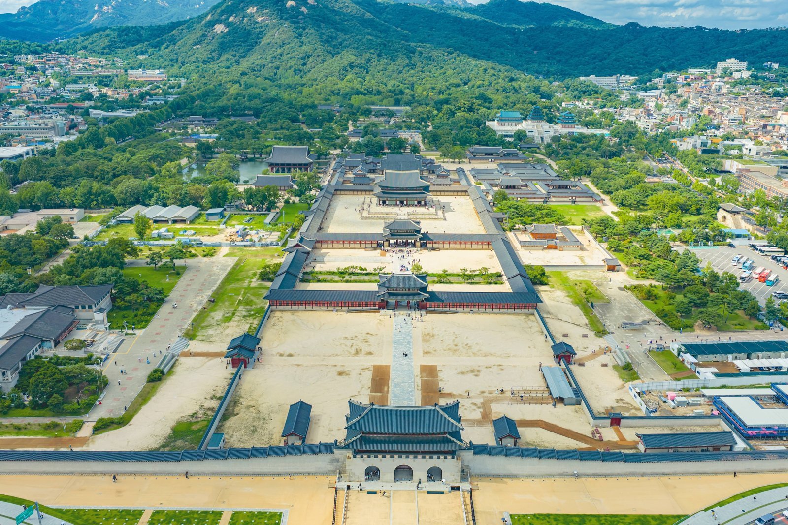 Gyeongbokgung from the air: Gwanghwamun, Geunjeongjeon and Bugaksan sit on one straight line (July 2025)