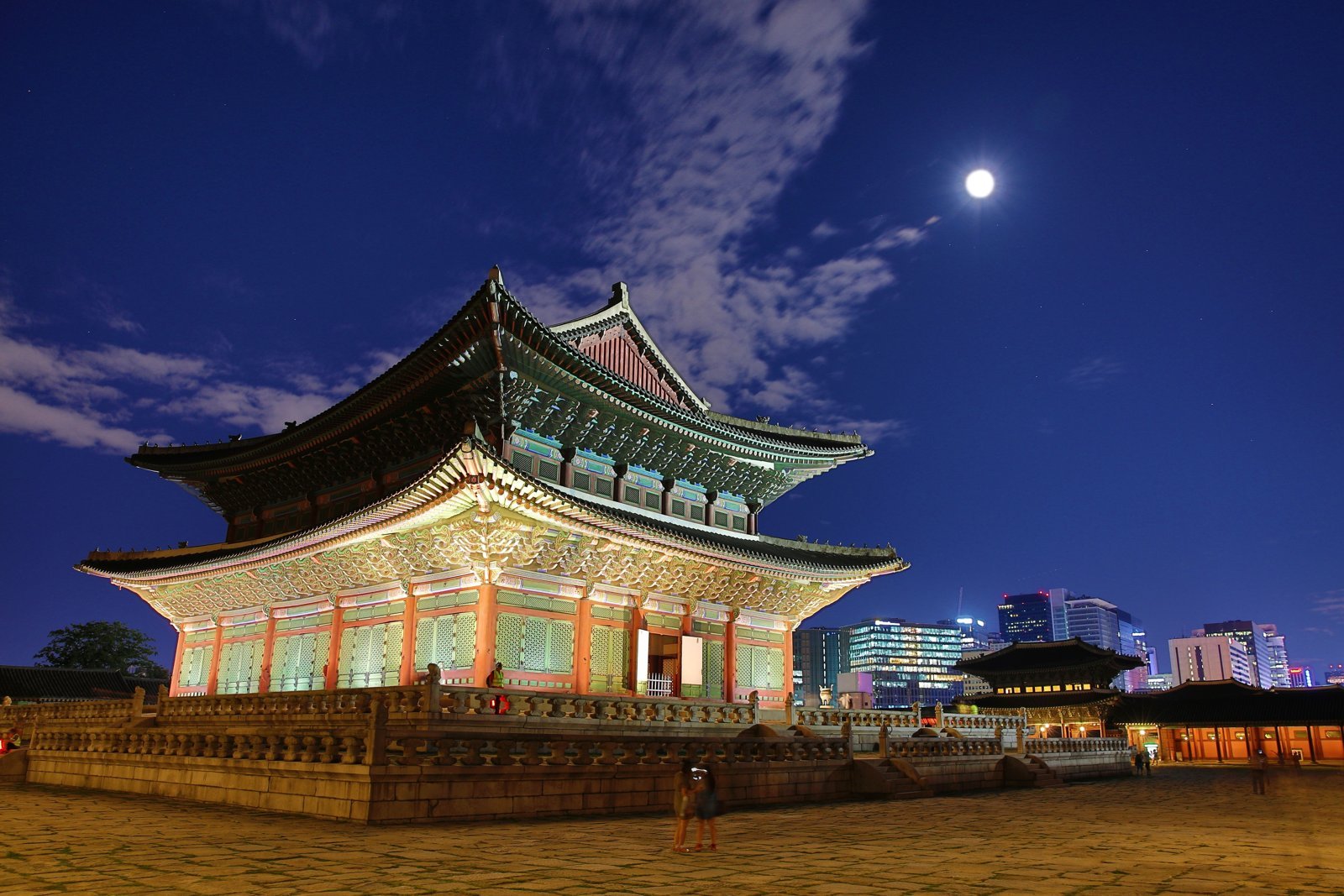 Geunjeongjeon at night