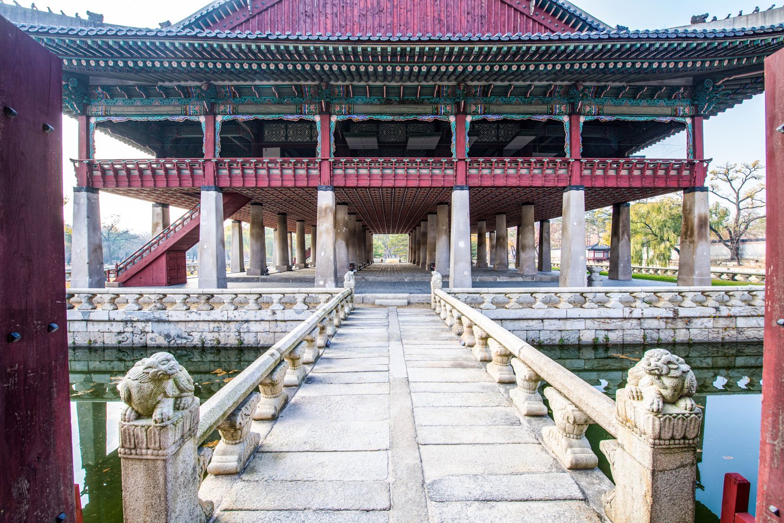 The stone bridge to Gyeonghoeru (November 2020)