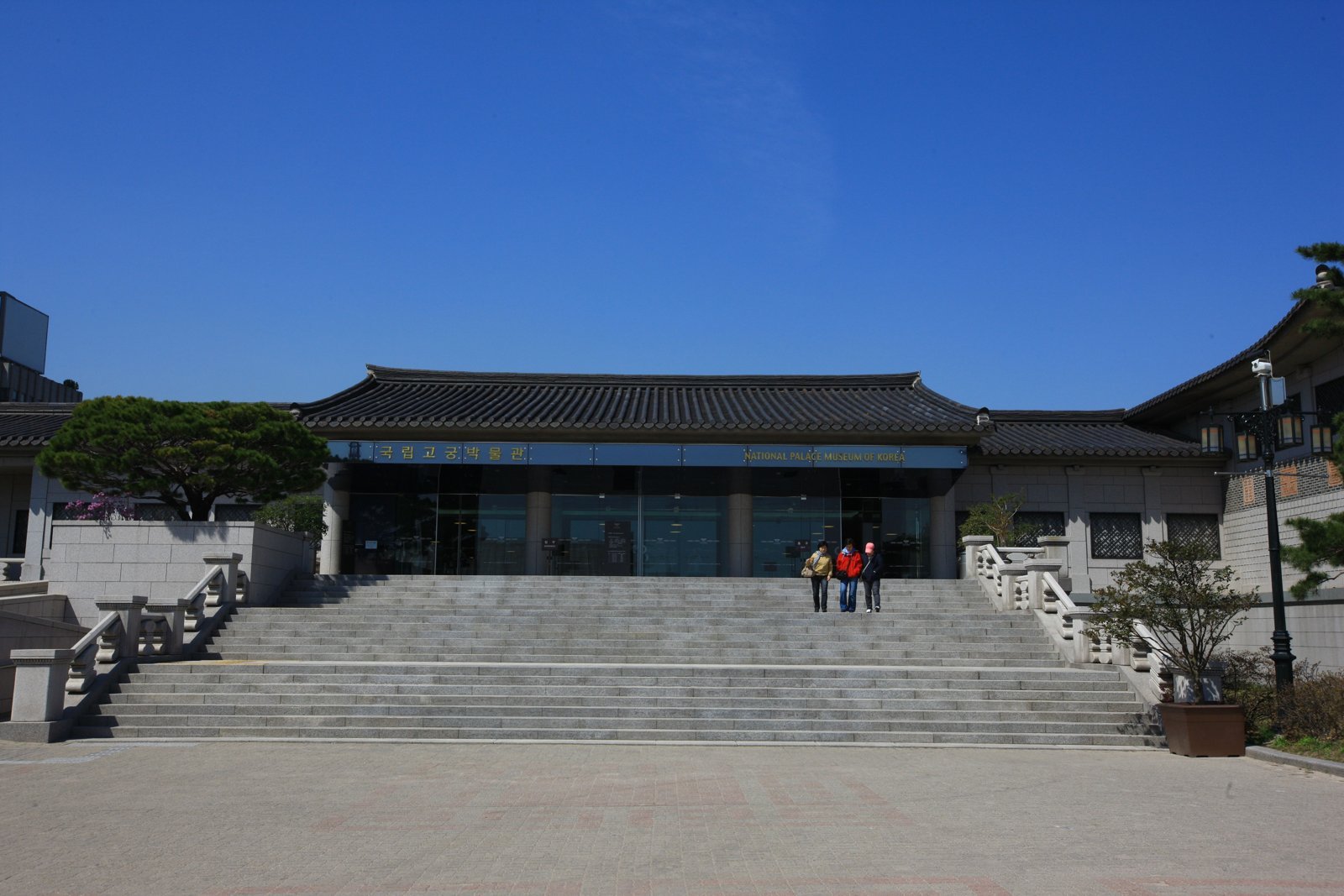 The entrance to the National Palace Museum of Korea (April 2010)