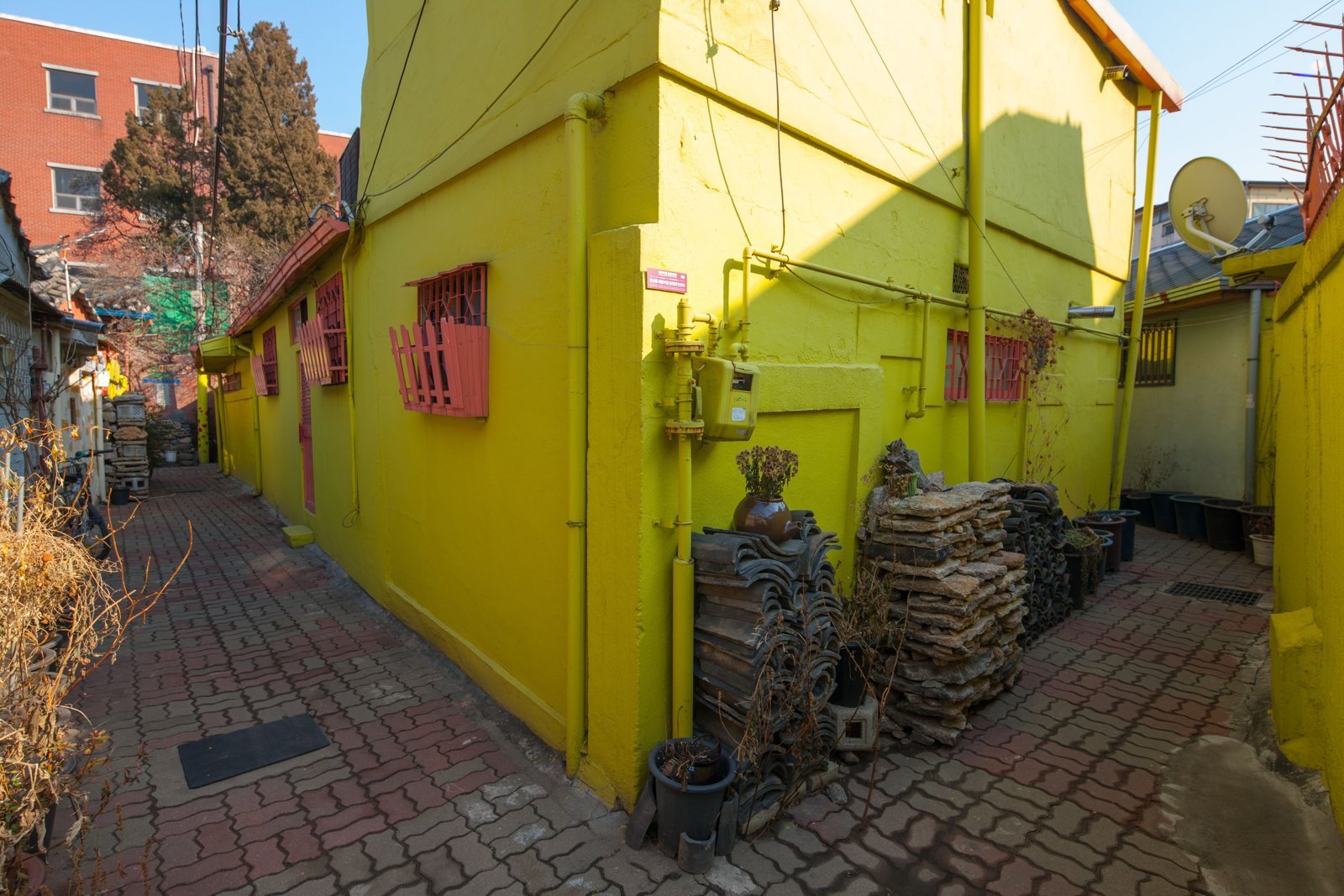 A narrow Seochon alley (January 2014)