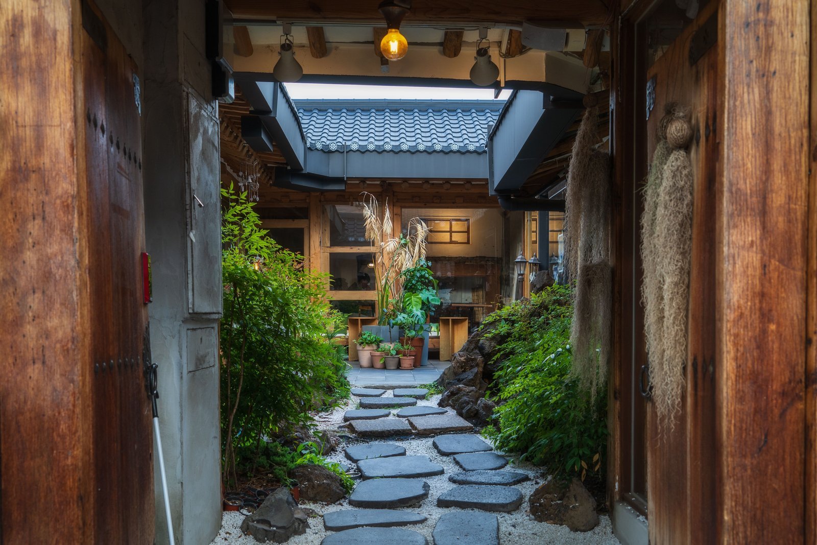 Stepping stones and bamboo in the courtyard of an Ikseon-dong hanok café. Houses that turned the yard into a garden, like Cheongsudang, are this neighborhood's photo magnets (reference photo)