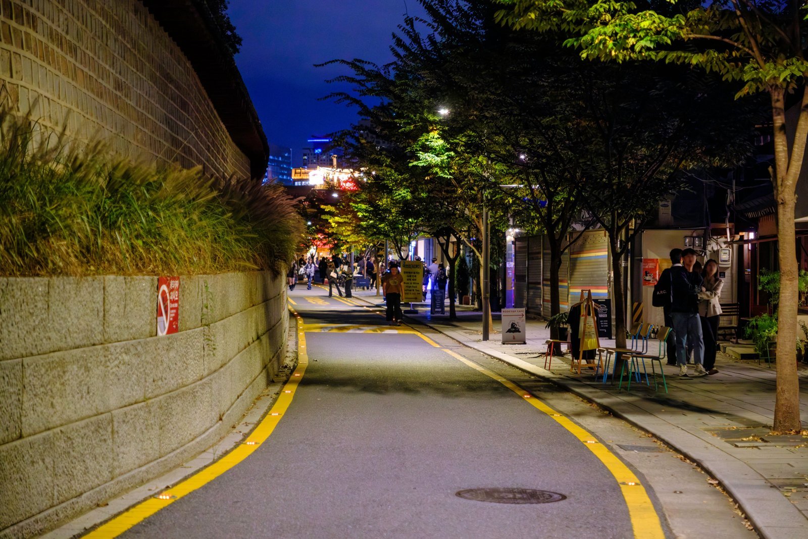 Seosulla-gil after dark: once the wall lights come on, the whole street becomes an open-air bar (October 2025)