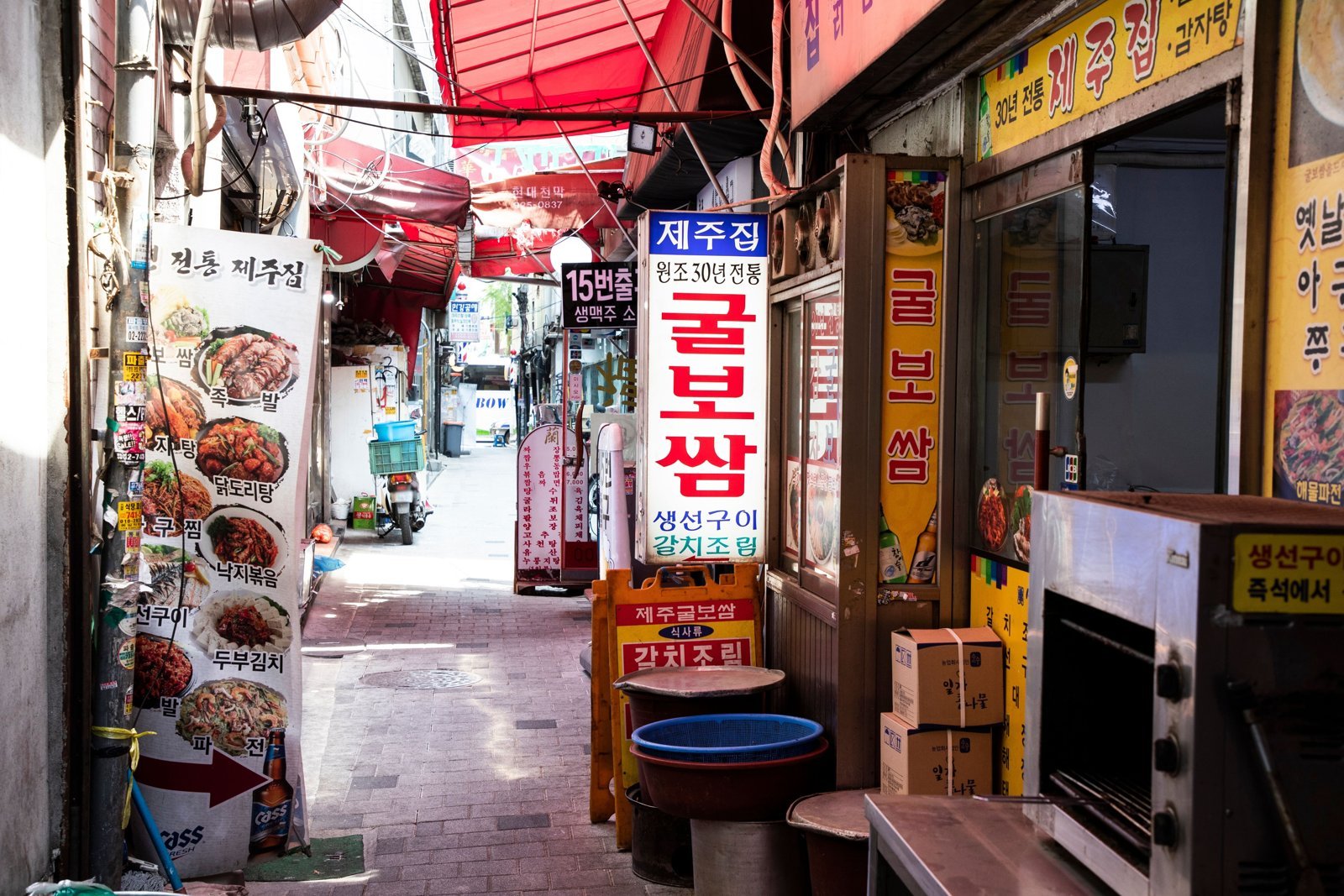 Across from the pocha street, the "Jongno 3-ga oyster bossam alley" in Gwansu-dong is the backup when every pocha is full