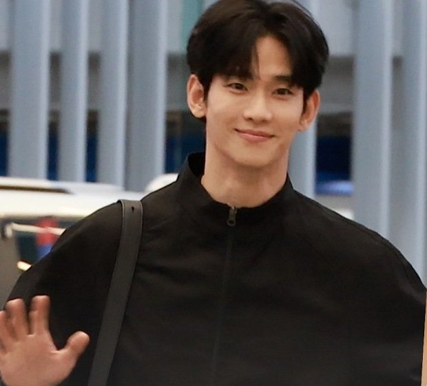 Kim Soo-hyun waving to fans at Incheon International Airport, late September 2026, days before his Manila fan meeting